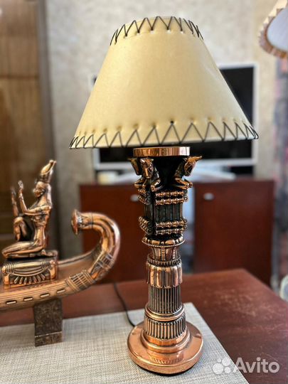 Часы и лампа