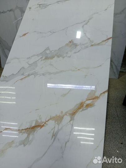 Керамогранит под мрамор с золотыми переходами