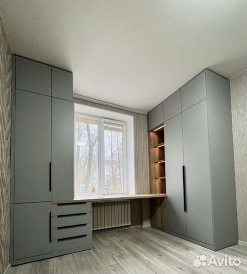 Рабочая зона со шкафом у окна