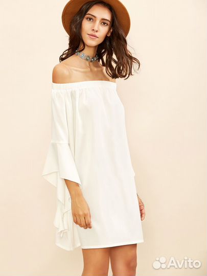 Платье белое с открытыми плечами