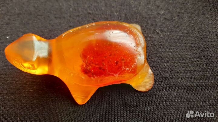 Фигурка черепахи из янтаря