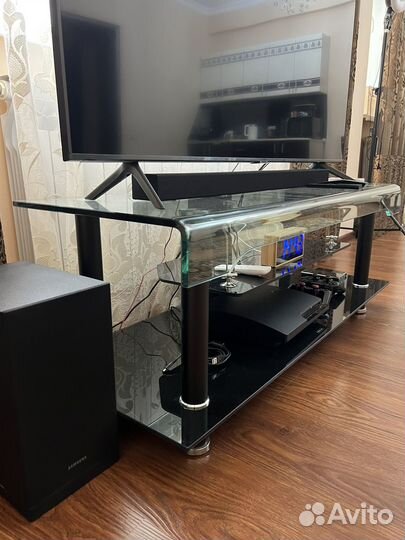 Стеклянная подставка под телевизор