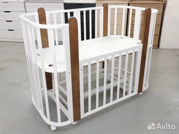 Детская кроватка с маятником