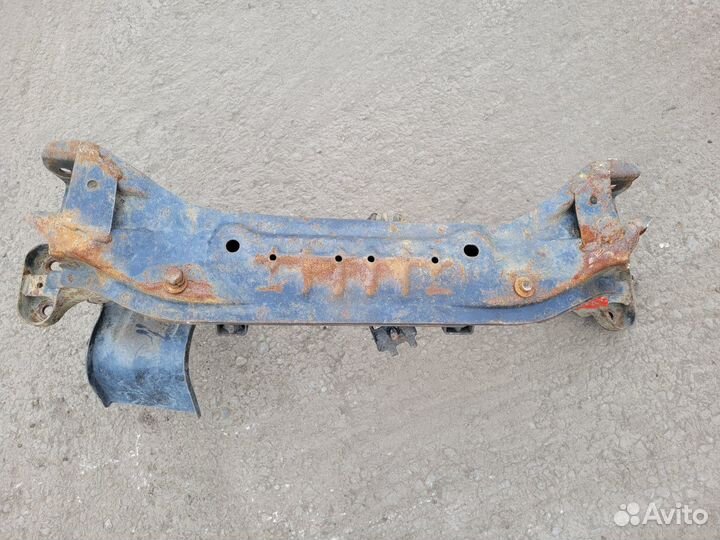Подрамник передний на Pajero Io прав. руль