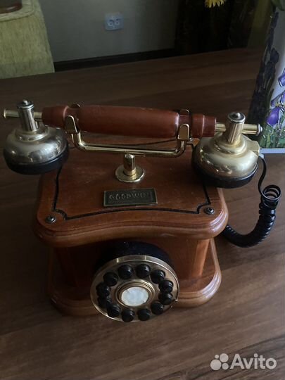 Винтажный телефон бутафория
