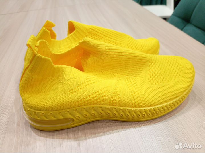 Кроссовки женские