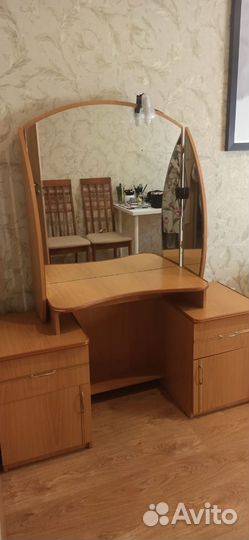 Туалетный столик с зеркалом
