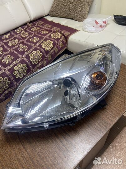 Фара левая Renault Sandero 1 09-14г