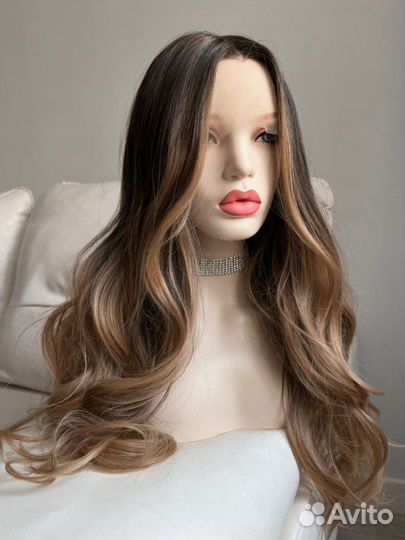 Парик каштан с прядями на сетке