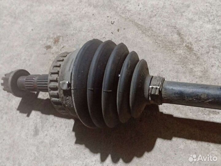 Полуось левый Opel Vectra B седан 1.6I X16XEL 1997