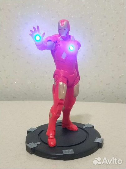 Железный человек фигурка