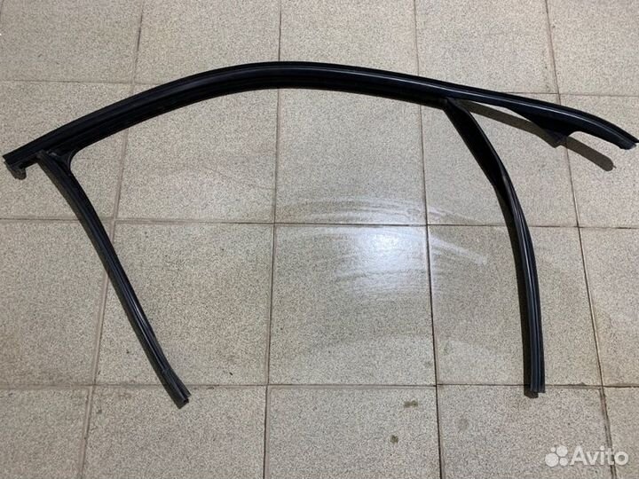 Уплотнитель стекла переднинй правый Mercedes-Benz