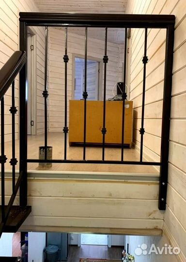 Лестница на металлокаркасе закрытого типа