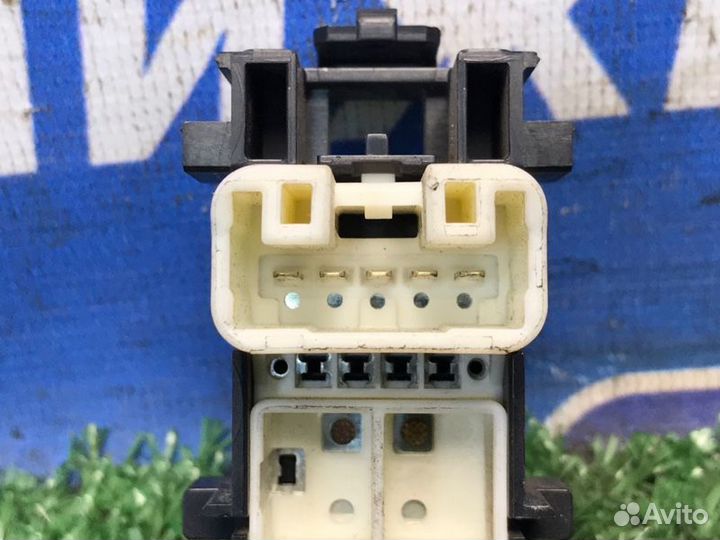 Кнопка стеклоподъемника передняя правая Toyota