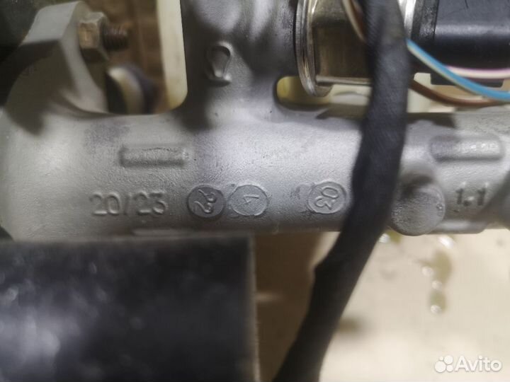 Главный тормозной цилиндр A0054309701 на Mercedes
