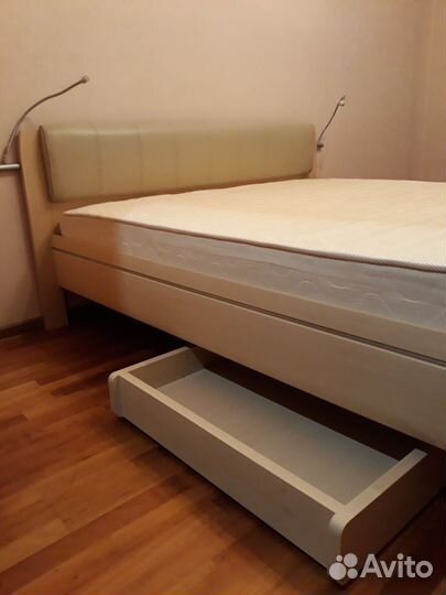 Кровать двуспальная с матрасом 160 200