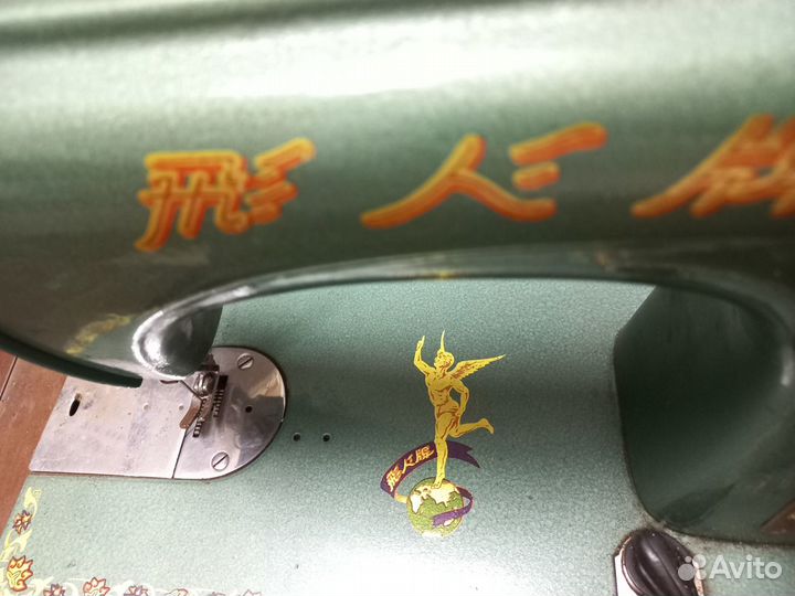 Старинная швейная машинка.Антикварная машинка