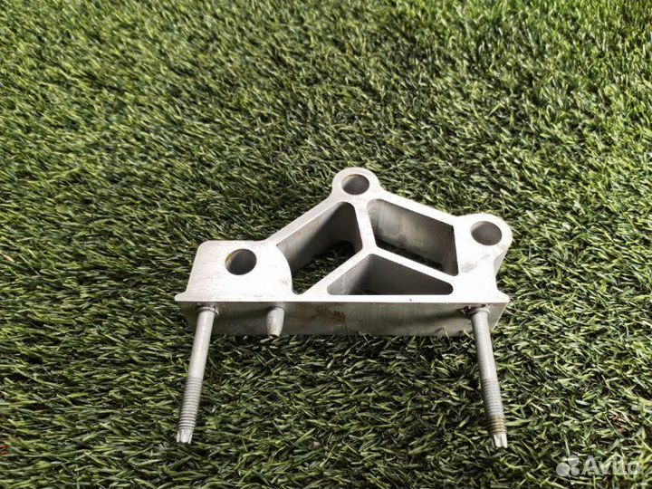 Кронштейн Audi S8 4H2 cgta 2012