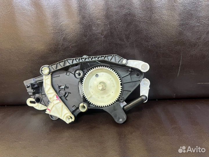 Регулятор заслонок с дефектом бу Skoda Octavia A7