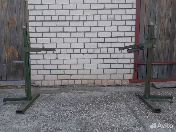 Подъемник-опрокидыватель