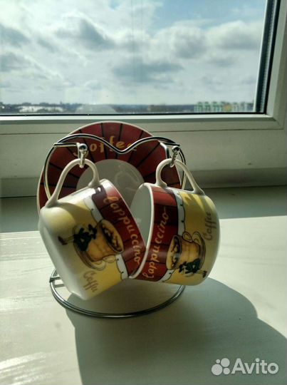 Кофейные чашки и блюдца на подставке