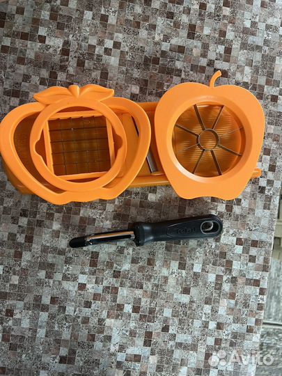 Терка с насадками, овощечистка и ножи