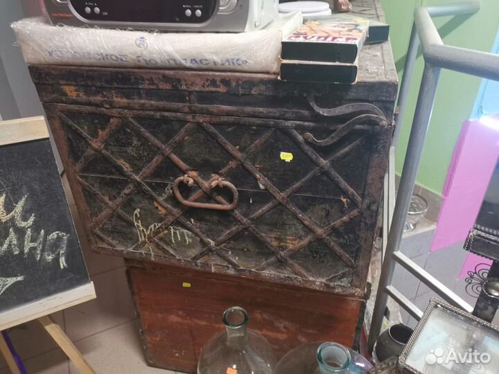 Старинный Сундук с кованным орнаментом