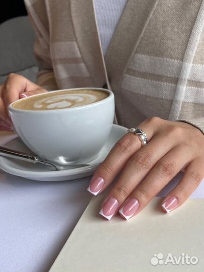 Модель на маникюр френч