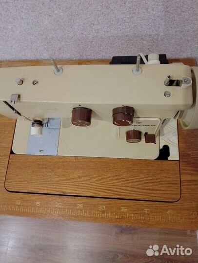 Швейная машина Чайка 142