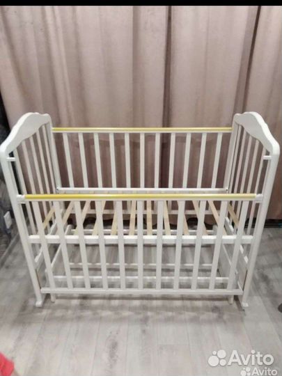 Детская кроватка с маятником