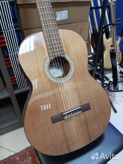 Классическая гитара из массива красного кедра