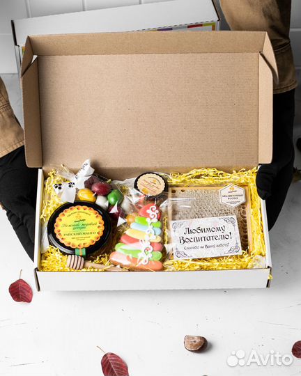 Подарок Воспитателю с медом в сотах, орехами