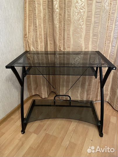 Стеклянный компьютерный стол