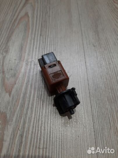 Датчик включения стоп сигнала Лягушка Nissan X-tra