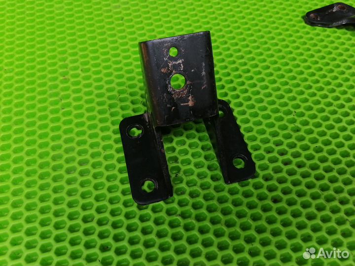 Кронштейн двигателя TD27 Ниссан Террано 2