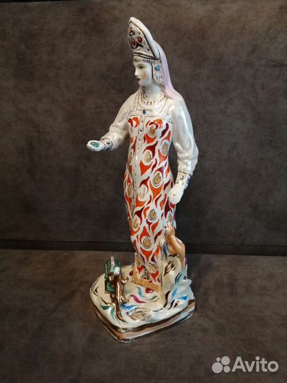 Фарфоровая статуэтка хозяйка медной горы