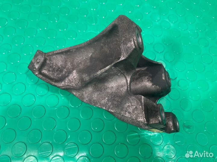 Кронштейн (опора) двигателя правый Volkswagen