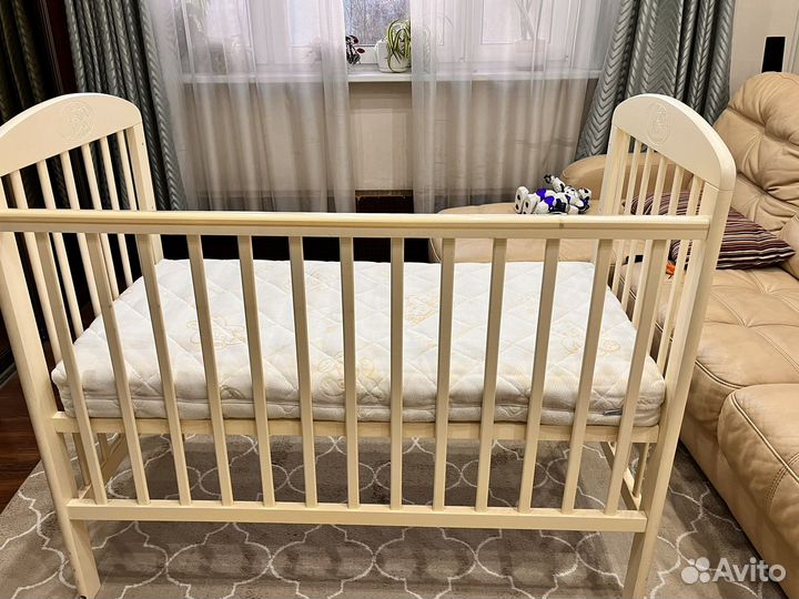 Детская кроватка с маятником