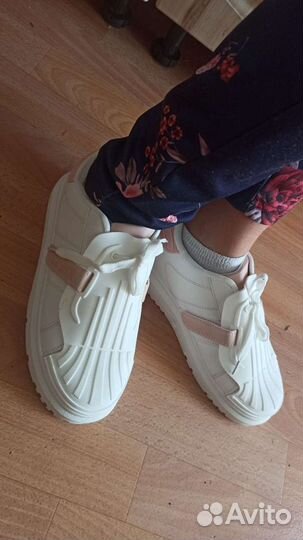 Кроссовки женские новые 39