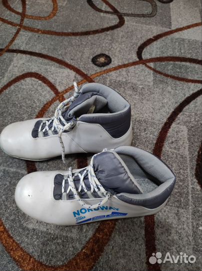 Лыжные ботинки и палки