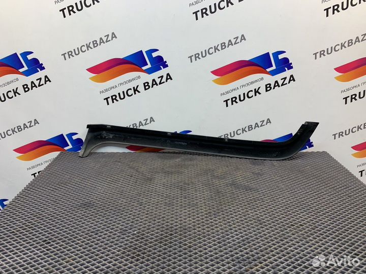 Накладка лобового стекла левая