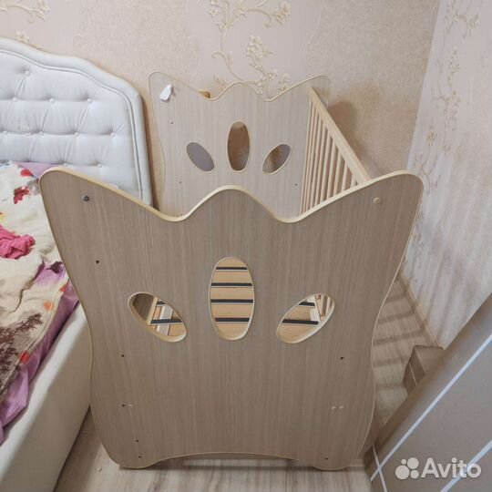 Детская кроватка с маятником