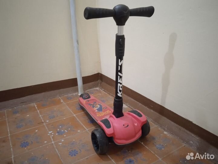 Самокат трехколесный