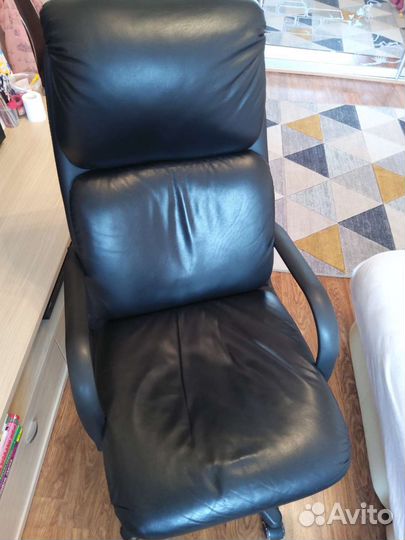 Офисное кожаное кресло бу