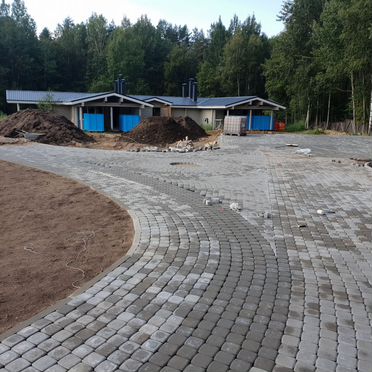 Укладка тротуарной плитки брусчатки бордюров