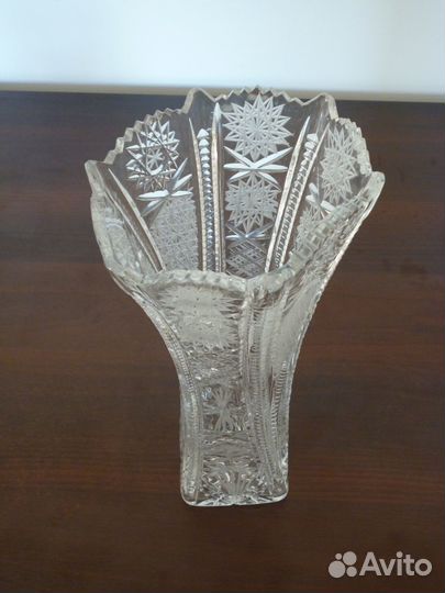 Высокая хрустальная ваза