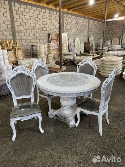 Стол и стулья