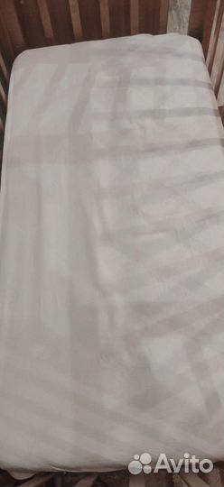 Детская кроватка с маятником и матрасом