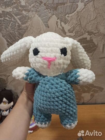 Плюшевый заяц вязаный