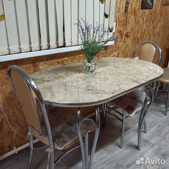 Кухонный стол со стульями
